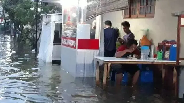 15 Aksi Kocak Orang Hadapi Musibah Banjir, Tetap Dibawa Santai