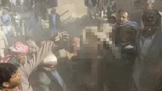 Warga saat berhasil mengevakuasi jasad bocah yang tertimbun reruntuhan bangunan setelah serangan udara Arab Saudi menghantam Saada, Yaman, Selasa (31/8). Serangan tersebut menewaskan setidaknya 16 orang, termasuk bocah malang itu. (REUTERS/Naif Rahma)