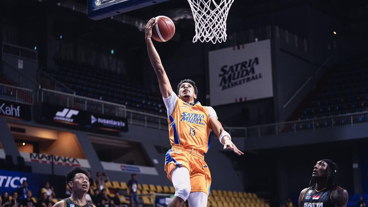 Pemain Satria Muda Ali Bagir memasukkan bola saat melawan Satya Wacana di laga IBL 2025