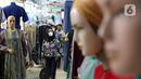 <p>Seorang wanita melihat-lihat saat mengunjungi Pasar Tanah Abang, Jakarta, Sabtu (23/4/2022). Menjelang Lebaran, Pasar Tanah Abang dipadati pengunjung yang memburu busana atau pakaian muslim untuk menyambut Hari Raya Idul Fitri 1443 Hijriah. (Liputan6.com/Herman Zakharia)</p>