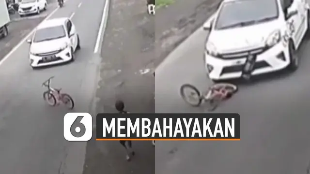 Terekam kamera cctv bocah bermain sepeda di pinggir jalan hingga sepedanya tertabrak mobil.