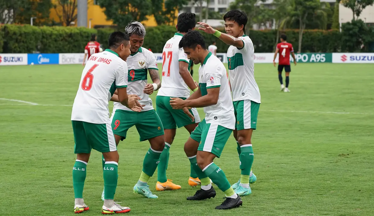 Sempat kesulitan, Timnas Indonesia akhirnya unggul 1-0 pada menit ke-23 melalui eksekusi penalti Asnawi Mangkualam (kedua dari kanan). Hadiah penalti diberikan usai Alfreanda Dewangga dijatuhkan Kydavone Souvanny di dalam kotak penalti. (Dok. PSSI)