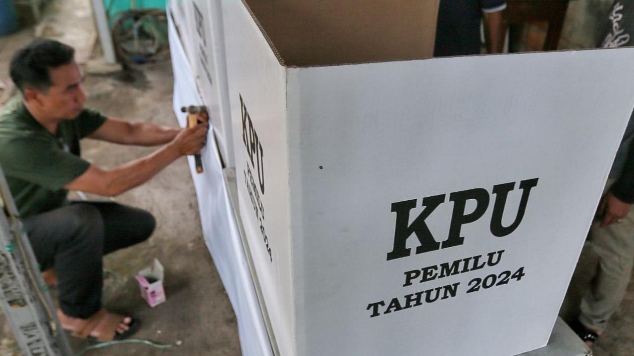 FOTO: Intip Kesibukan Persiapan TPS di Petukangan Selatan Jelang Pencoblosan