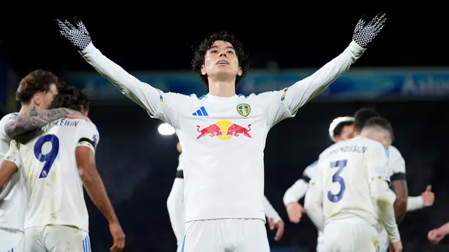 Ao Tanaka (tengah) dari Leeds United merayakan gol
