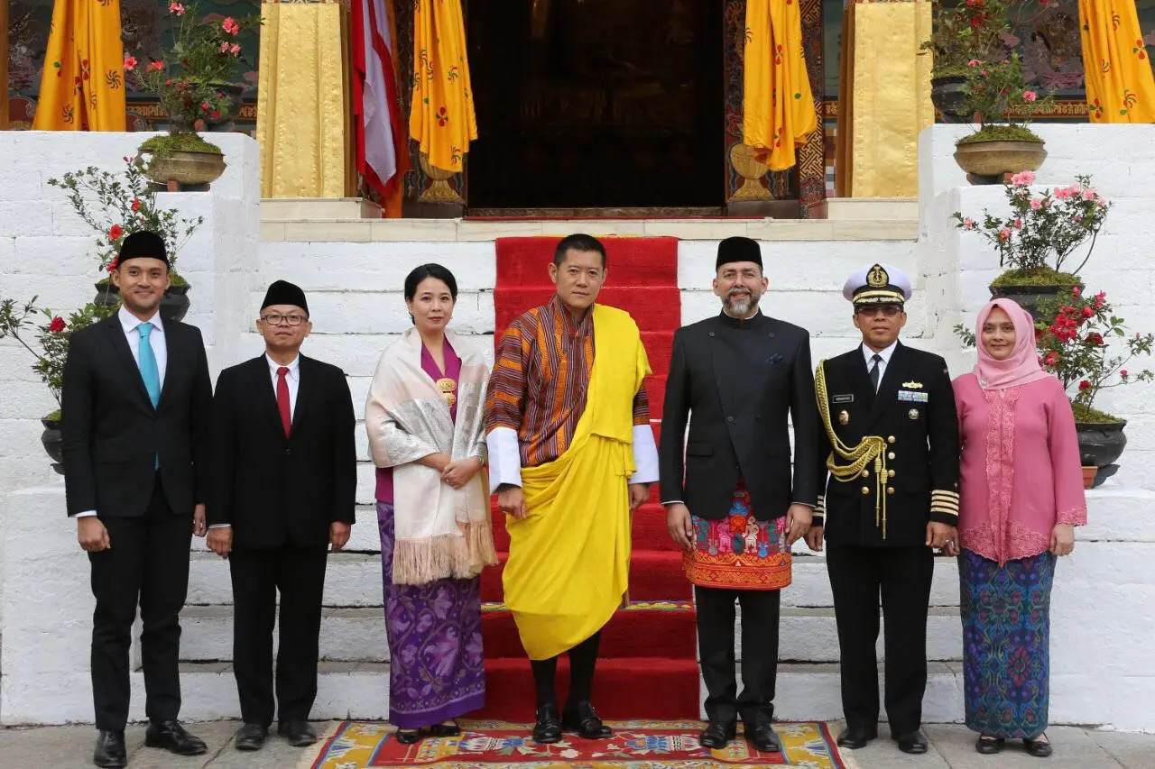 Dubes RI untuk India dan Bhutan Sidharto Reza Suryodipuro (ketiga dari kanan) dan Raja Bhutan Jigme Khesar Namgyel Wangchuk (tengah) (dok. KBRI New Delhi)