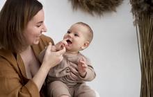 Panduan bagi Orangtua untuk Merawat Bayi yang sedang Tumgi atau Tumbuh Gigi