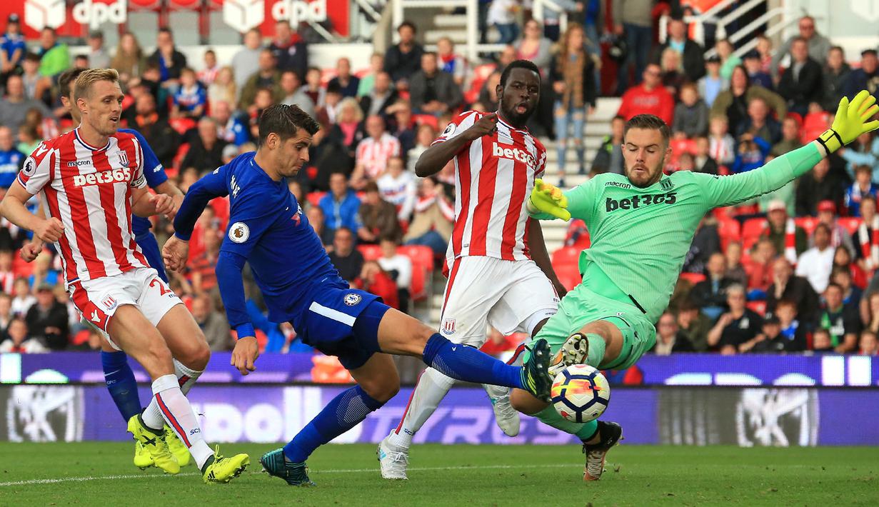 Proses terjadinya gol oleh striker Chelsea, Alvaro Morata, ke gawang Stoke City pada laga Premier League, di Stadion Bet365, Sabtu (23/9/2017). Chelsea menang 4-0 atas Stoke City. (AFP/Lindsey Parnaby)