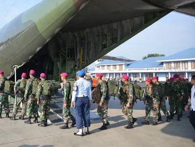 Prajurit Satgas Pasukan Reaksi Cepat Penanggulangan Bencana (PRCPB) Marinir diberangkatkan dari Lanud Halim Perdanakusuma, Jakarta, Senin (6/8). Sebanyak 100 personel ini akan membantu penanganan bencana gempa Lombok. (Liputan6.com/HO/Dispen Kormar)