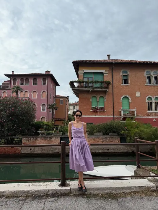 Menyadari panasnya Italia, Son Ye Jin menggulung rambutnya dengan messy up do [@yejinhand]