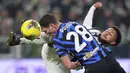Pemain Juventus, Weston McKennie (kanan) berebut bola dengan pemain Inter Milan, Benjamin Pavard dalam laga lanjutan Liga Italia 2024/2025 di Juventus Stadium, Turin, Italia, Senin (17/02/2025) WIB. (AP Photo/LaPresse/Fabio Ferrari)
