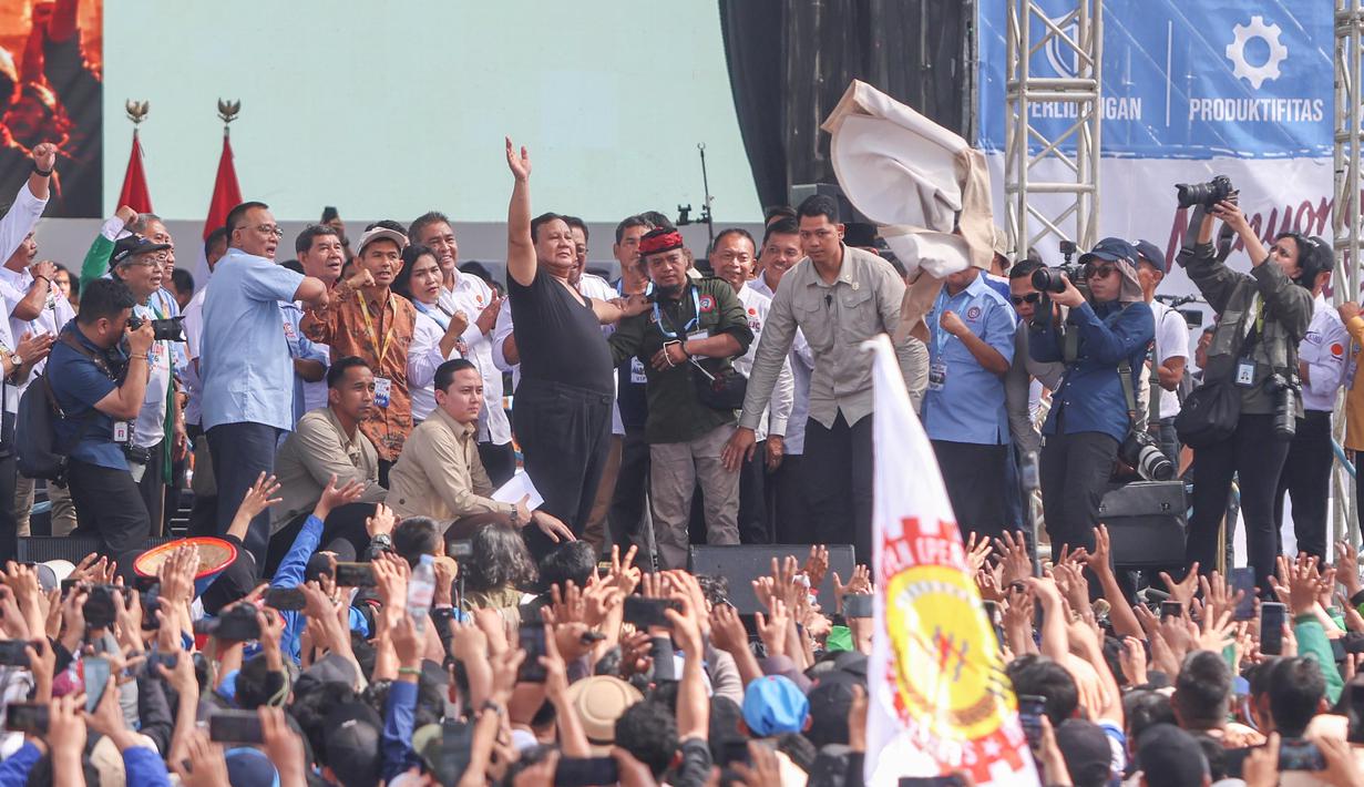 Presiden Prabowo Subianto juga berjanji agar para pekerja bisa membeli rumah sendiri. TTampak dalam foto, Presiden Prabowo Subianto (kedua kanan berdiri) didampingi sejumlah ketua organisasi-organisasi pekerja saat peringatan Hari Buruh Internasional alias May Day 2026 di area Monumen Nasional (Monas), Jakarta, Jumat (1/5/2026). (merdeka.com/Arie Basuki)