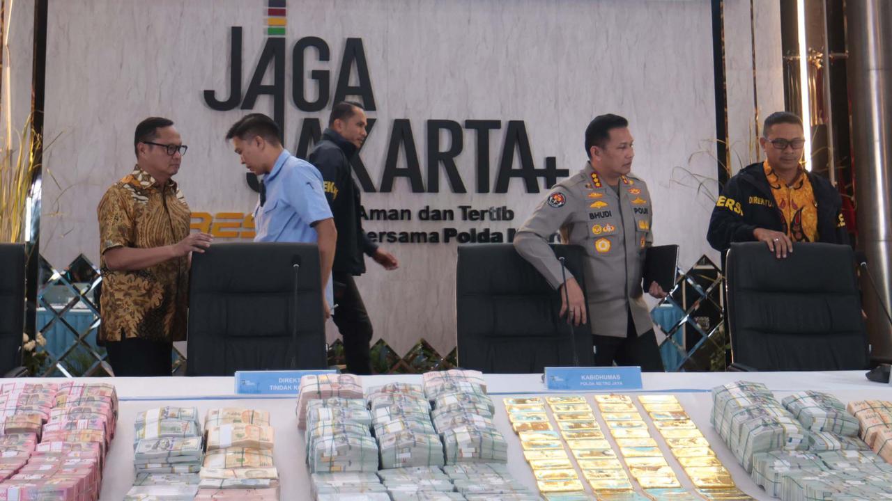 Penampakan Uang Miliaran dan Emas Batangan Sitaan di Polda Metro Jaya