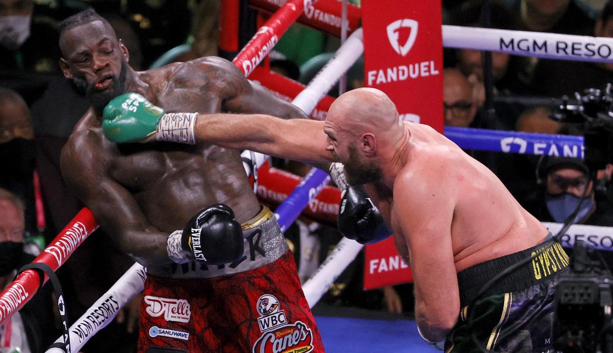 Pertahanan Wilder akhirnya runtuh di ronde 11. Pukulan-pukulan telak dari Fury tak mampu lagi ditahan olehnya. Satu hook keras membuat Wilder tersungkur hingga akhirnya wasit memutuskan Fury menang KO. (AFP via Getty Images/Ethan Miller)
