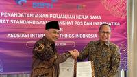 Mulyadi, Direktur Standardisasi Perangkat Pos dan Informatika Kominfo bersama Teguh Prasetya, Ketua Umum ASIOTI melakukan penandatanganan perjanjian kerja sama untuk mendorong pengembangan IoT di Indonesia. Dok: ASIOTI