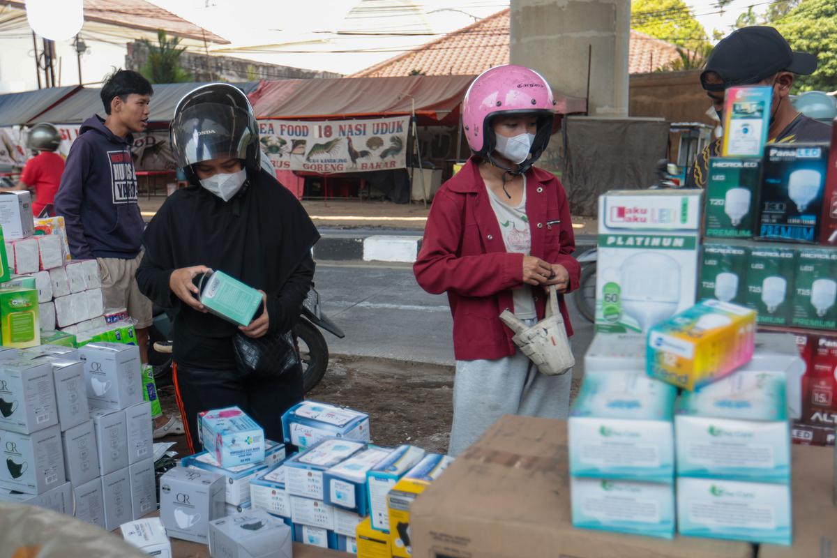 Warga Berburu Masker di Tengah Sebaran Abu Vulkanik