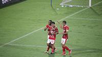 Gelandang Bali United, Reyner Emanuelo Barusu berselebrasi usai mencetak gol ke gawang PSIM Yogyakarta dalam laga uji coba di Stadion Kapten I Wayan Dipta, Gianyar, Sabtu (26/7/2025). (Bola.com/Alit Binawan)