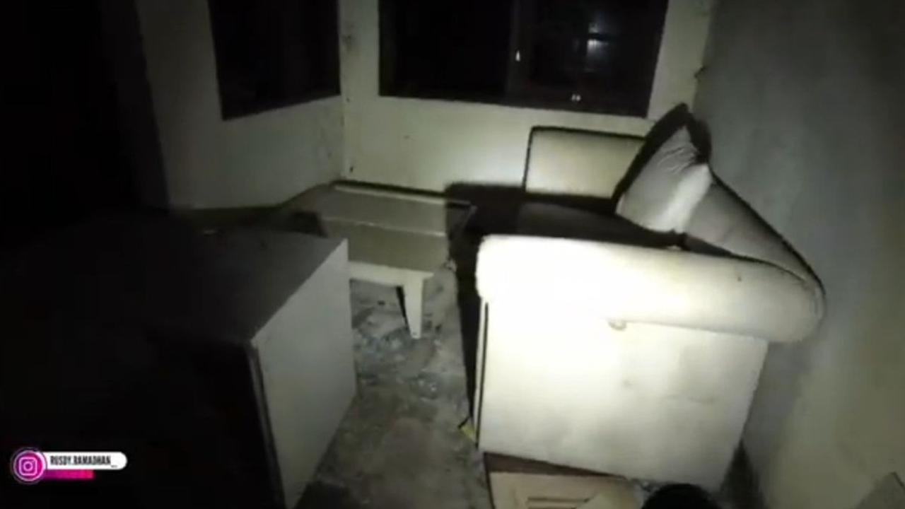 Dalam ruangan tersebut, beberapa perabotan yang sengaja ditinggalkan masih terlihat.