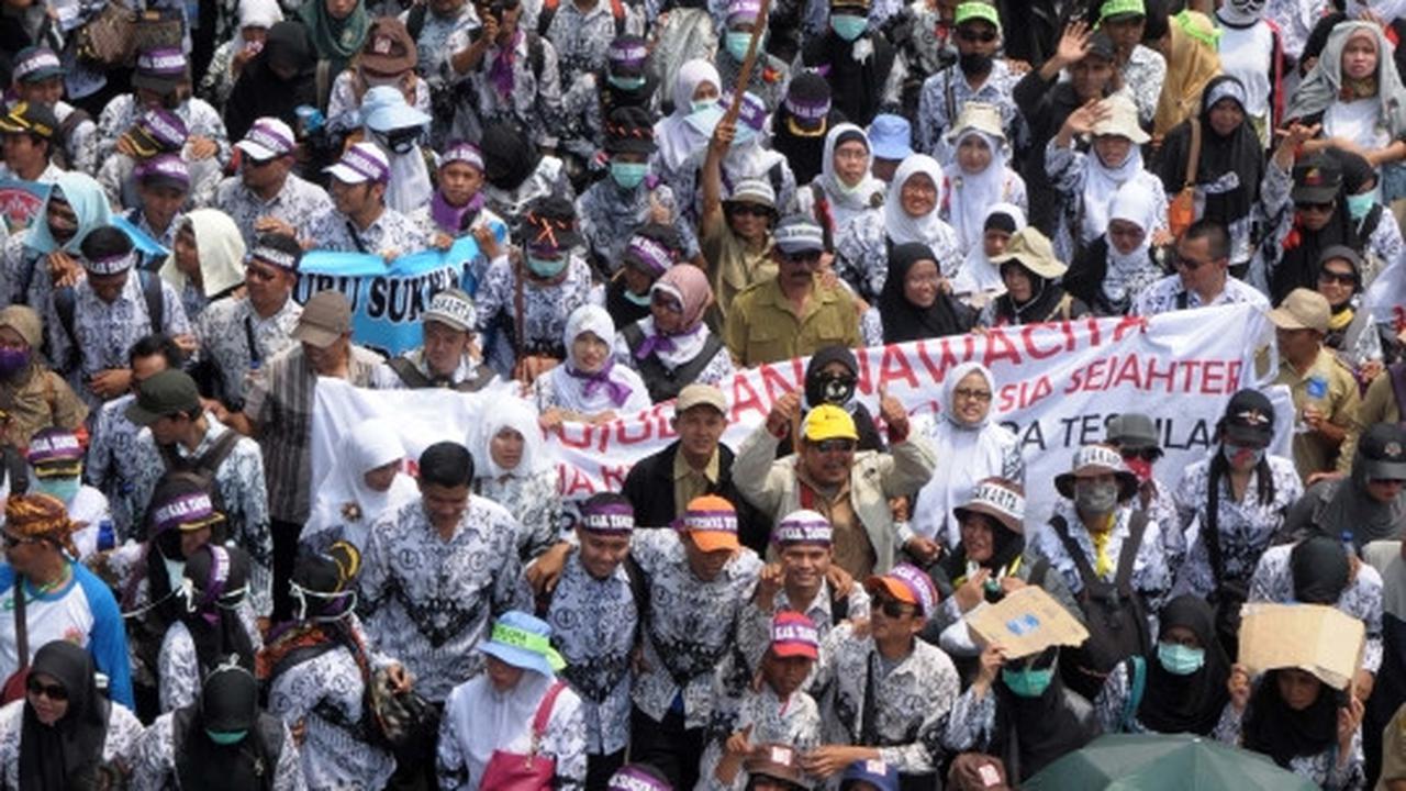Tuntut jadi PNS, ribuan guru honorer banjiri Gedung DPR