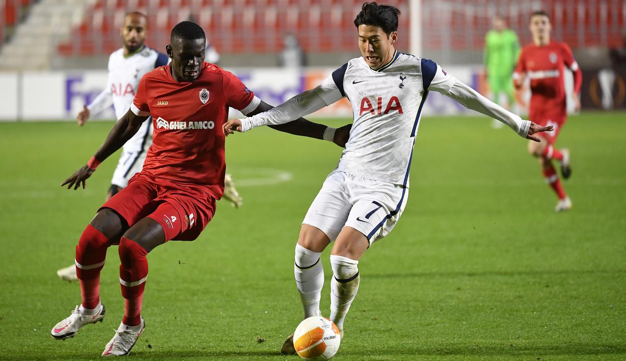 Penyerang Tottenham, Son Heung-min, berebut bola dengan bek Antwerp, Abdoulaye Seck, pada laga lanjutan Liga Eruopa 2020/2021 di BosuilStadion, Jumat (30/10/2020) dini hari WIB. Tottenham kalan 0-1 oleh Antwerp. (AFP/John Thys)