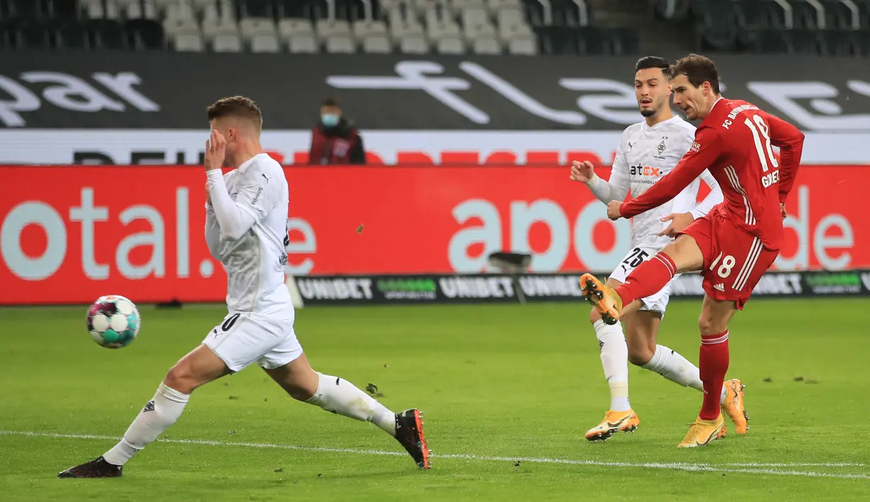 Gelandang Bayern Munich, Leon Goretzka melepaskan tendangan yang berbuah gol kedua timnya ke gawang Borussia Moenchengladbach dalam laga lanjutan Liga Jerman 2020/21 pekan ke-15 di Borussia Park, Jumat (8/1/2021). Bayern Munich kalah 2-3 dari Moenchengladbach. (AFP/Wolfgang Rattay/Pool)