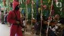 Pramusaji menggunakan kostum serial Netflix Squid Game di Cafe Strawberry, Jakarta, Sabtu (16/10/2021). Cafe tersebut melakukan inovasi dengan mengusung tema permainan yang ada dalam film asal Korea Selatan yakni Squid Game untuk memberikan daya tarik bagi pengunjung. (Liputan6.com/Herman Zakharia)