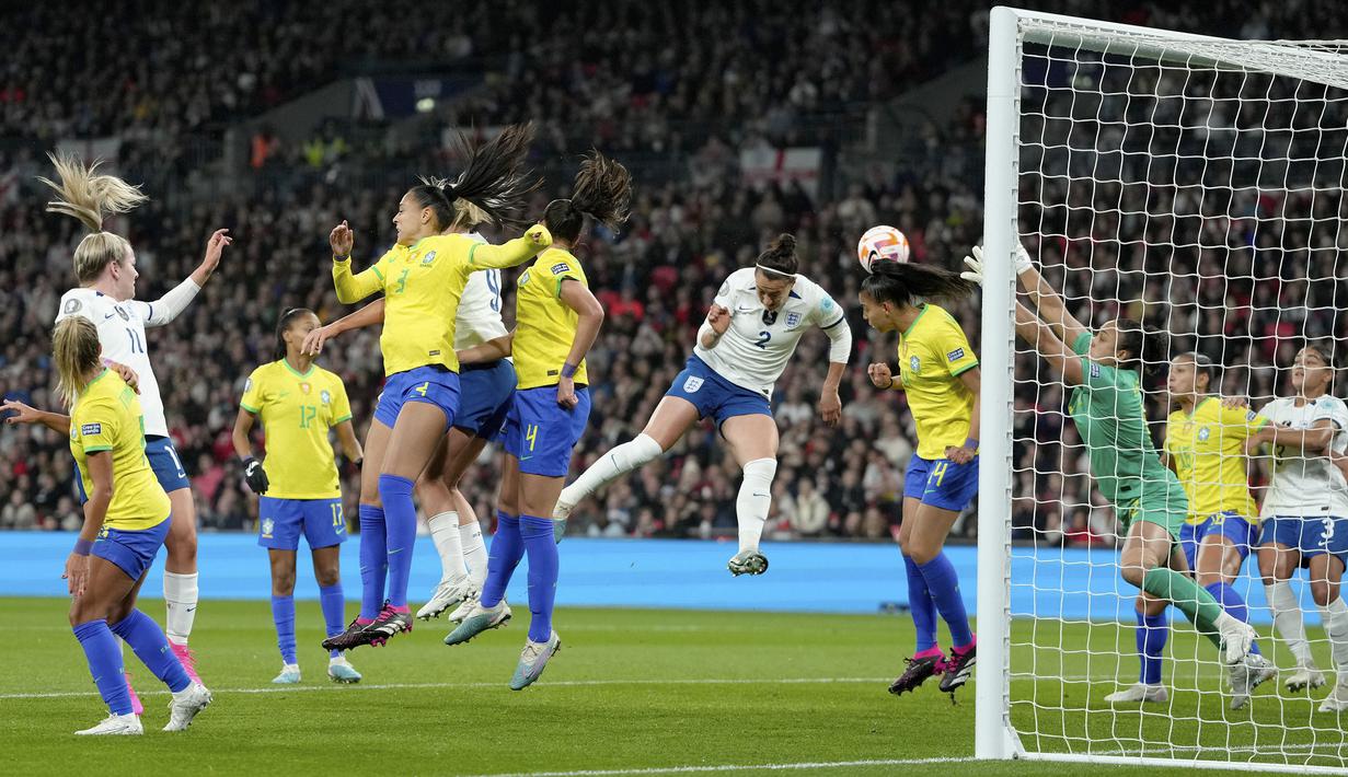Pemain Timnas Inggris, Lucy Bronze (tengah) berusaha mencetak gol ke gawang Timnas Brasil pada laga Finalisima Putri 2023 di Stadion Wembley, London, Jumat (07/04/2023) WIB. The Three Lions secara dramatis mengalahkan Brasil dengan skor 4-2 dalam babak adu penalti setelah bermain imbang 1-1 di waktu normal. (AP Photo/Kirsty Wigglesworth)