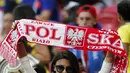 Fans cantik asal polandia membentangkan syal saat mendukung timnya melawan Kolombia pada laga grup H Piala Dunia 2018 di Kazan Arena, Kazan, Rusia, (24/6/2018). Kolombia menang 3-0 atas Polandia. (AP/Frank Augstein)