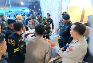 Petugas gabungan berhasil mengevakuasi jenazah pria korban pesawat ATR 42-500 yang jatuh di Pegunungan Bulusaruang Sulsel. (Liputan6.com/ Fauzan)