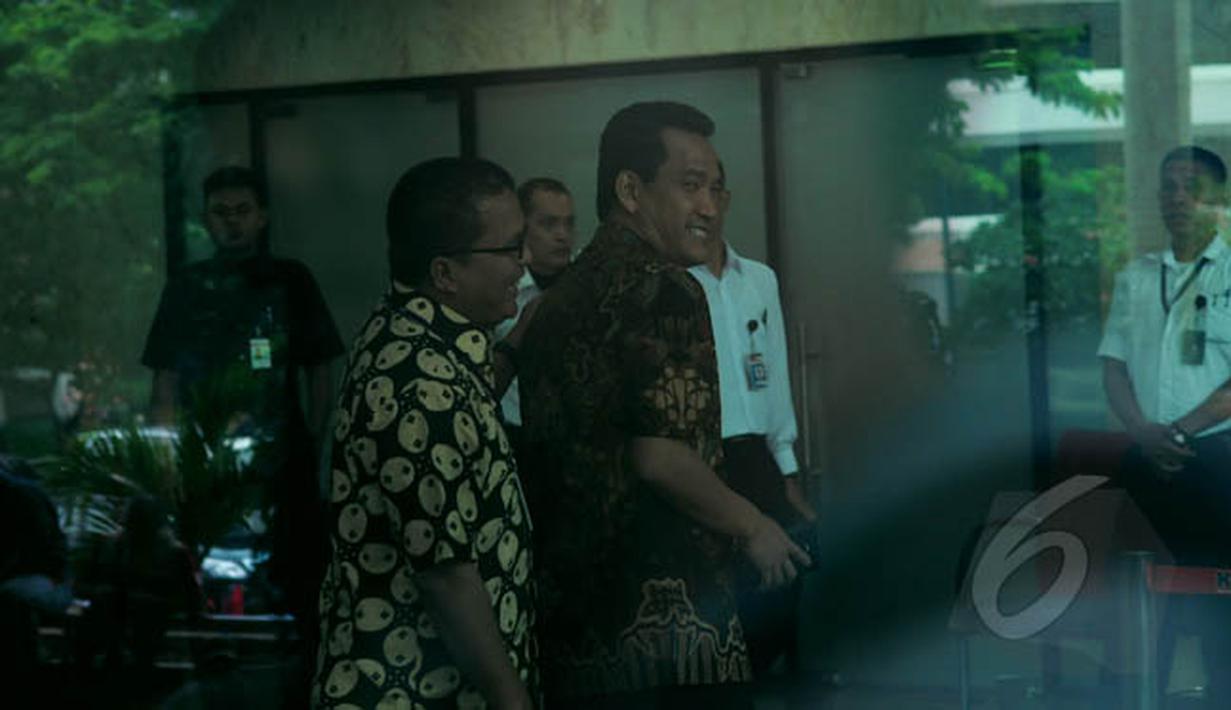 Mantan Wamenkumham, Denny Indrayana bersama Refly Harun (kanan) mendatangi Gedung KPK, Jakarta, Selasa (17/2/2015). Kedatangan mereka untuk membahas berbagai persoalan yang kini dihadapi KPK bersama pimpinan KPK. (Liputan6.com/Faisal R Syam)