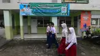 Murid tingkat Sekolah Menengah Pertama (SMP) dalam program Rintisan Sekolah Swasta Gratis sesaat sebelum belajar dalam kelas pada kegiatan Masa Pengenalan Lingkungan Sekolah (MPLS) di SMP Tarbiyah Islamiyah, Depok, Jawa Barat, Senin (14/7/2025). (merdeka.com/Arie Basuki)