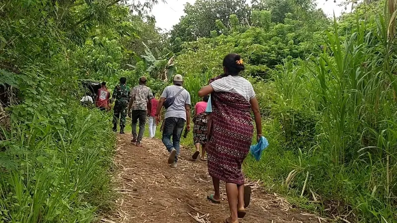 Warga Dusun Glak, rela jalan kaki 8 kilometer demi mendapatkan vaksinasi Covid-19. (Foto Istimewah)