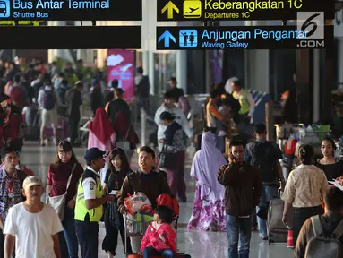 Sejumlah penumpang memadati Terminal 1C Bandara Soekarno Hatta, Tangerang, Selasa (20/6). Puncak arus mudik di Bandara Soetta diprediksi akan terjadi pada tanggal 22-23 Juni, dikarenakan sudah memasuki masa cuti bersama. (Liputan6.com/Johan Tallo)
