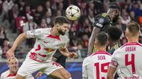 Bek Real Madrid Antonio Rudiger menyundul bola di sebelah bek RB Leipzig Josko Gvardiol pada pekan ke-5 Grup F Liga Champions 2022/2023 di Red Bull Arena, Rabu (26/10/2022) dinihari WIB. Real Madrid tumbang 2-3 di tangan tuan rumah RB Leipzig. (AP Photo/Matthias Schrader)