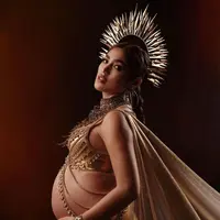 Jessica Iskandar diperkirakan telah memasuki usia kehamilan 7 bulan. Istri dari Vincent Verhaag ini pun melakukan sesi maternity shoot. (Instagram/inijedar).