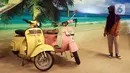 Pengunjung melihat motor antik yang dipamerkan di Museum Angkut, Kota Batu, Jawa Timur, Kamis (15/12/2022). Museum Angkut memiliki lebih dari 300 koleksi jenis angkutan tradisional hingga modern. (Liputan6.com/Herman Zakharia)