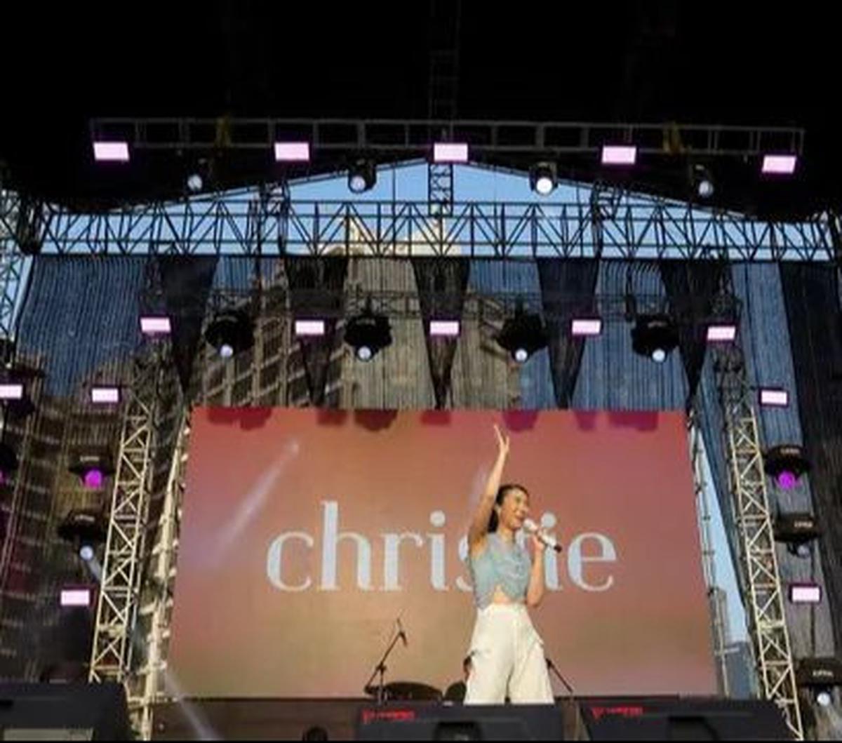 Penampilan penyanyi Christie di acara KapanLagi Buka Bareng BRI Festival 2024 di Plaza Timur Senayan, Jakarta, Sabtu (23/3/2024). (Liputan6.com/Herman Zakharia)