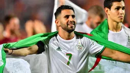 Riyad Mahrez. Pemain sayap Aljazair yang sedang menjalani musim ke-4 bersama Manchester City ini adalah kapten tim saat Aljazair meraih gelar Piala Afrika 2019. Bersama Timnas Aljazair, ia telah mencetak 26 gol dan 34 assist dari total 70 caps sejak tahun 2014. (AFP/Giuseppe Cacace)