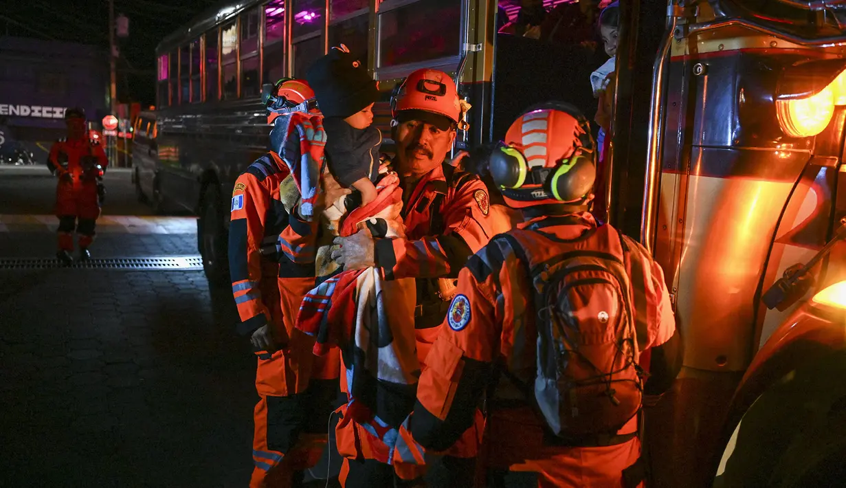 Para pengungsi tiba di tempat penampungan setelah meninggalkan desa mereka menyusul letusan gunung berapi Fuego di Alotenango, Guatemala, Senin, 3 Agustus 2026. (AFP/Johan Ordonez)