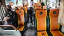 Penumpang berada di bus sekolah di Kawasan Stasiun Sudirman, Jakarta, Jumat (19/6/2020). 50 armada bus sekolah ditempatkan di lima stasiun, yakni Tanah Abang, Manggarai, Juanda, Sudirman dan Tebet. (Liputan6.com/Faizal Fanani)