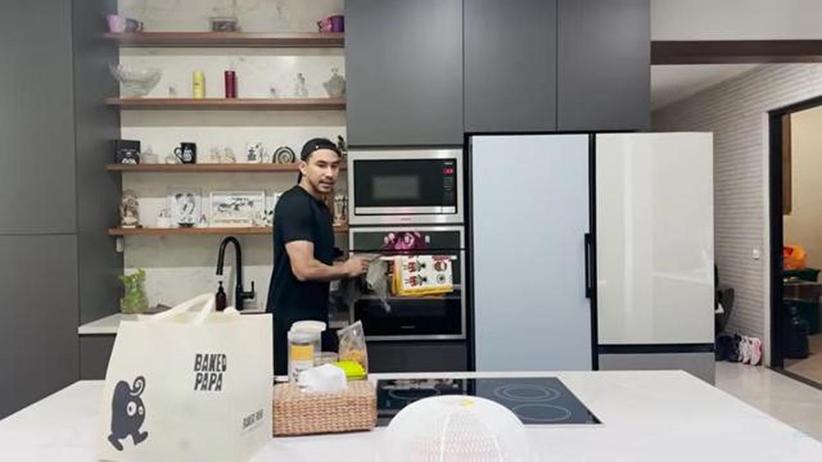 7 Potret Dapur Rumah Donna Agnesia dan Darius, Simpel tapi Elegan dan Nyaman