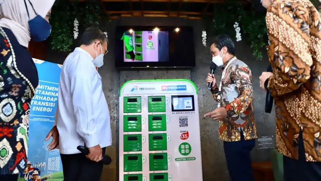Menteri ESDM Arifin Tasrif meninjau Charging Station (SPKLU) dan Battery Swapping Station (SPBKLU) Pertamina di Bali untuk mendukung kendaraan listrik di Indonesia.