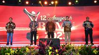 Direktur Utama Askrindo, Priyastomo (kedua kanan) meraih penghargaan CEO Risk Underwriters Excellent dan juga penghargaan Terbaik II untuk Kategori Transformasi Digital pada ajang Anugerah BUMN 2023 di Jakarta (15/03/2023). (Liputan6.com/HO)