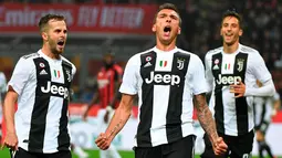 Striker Juventus, Mario Mandzukic (tengah) berselebrasi usai mencetak gol ke gawang AC Milan pada lanjutan Liga Serie A Italia di stadion San Siro, Milan (11/11). Juventus menang 2-0 atas AC Milan. (AP Photo / Daniel Dal Zennaro)