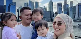 Kesha Ratuliu liburan ke Singapura bersama ketiga anaknya. [@kesharatuliu05]