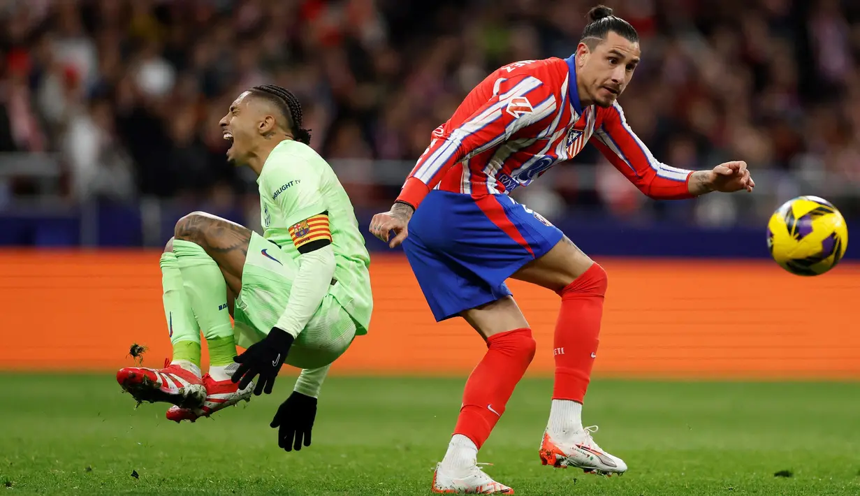 Laga pekan ke-28 La Liga 2024/2025 antara Atletico de Madrid melawan Barcelona berlangsung sengit. (OSCAR DEL POZO/AFP)