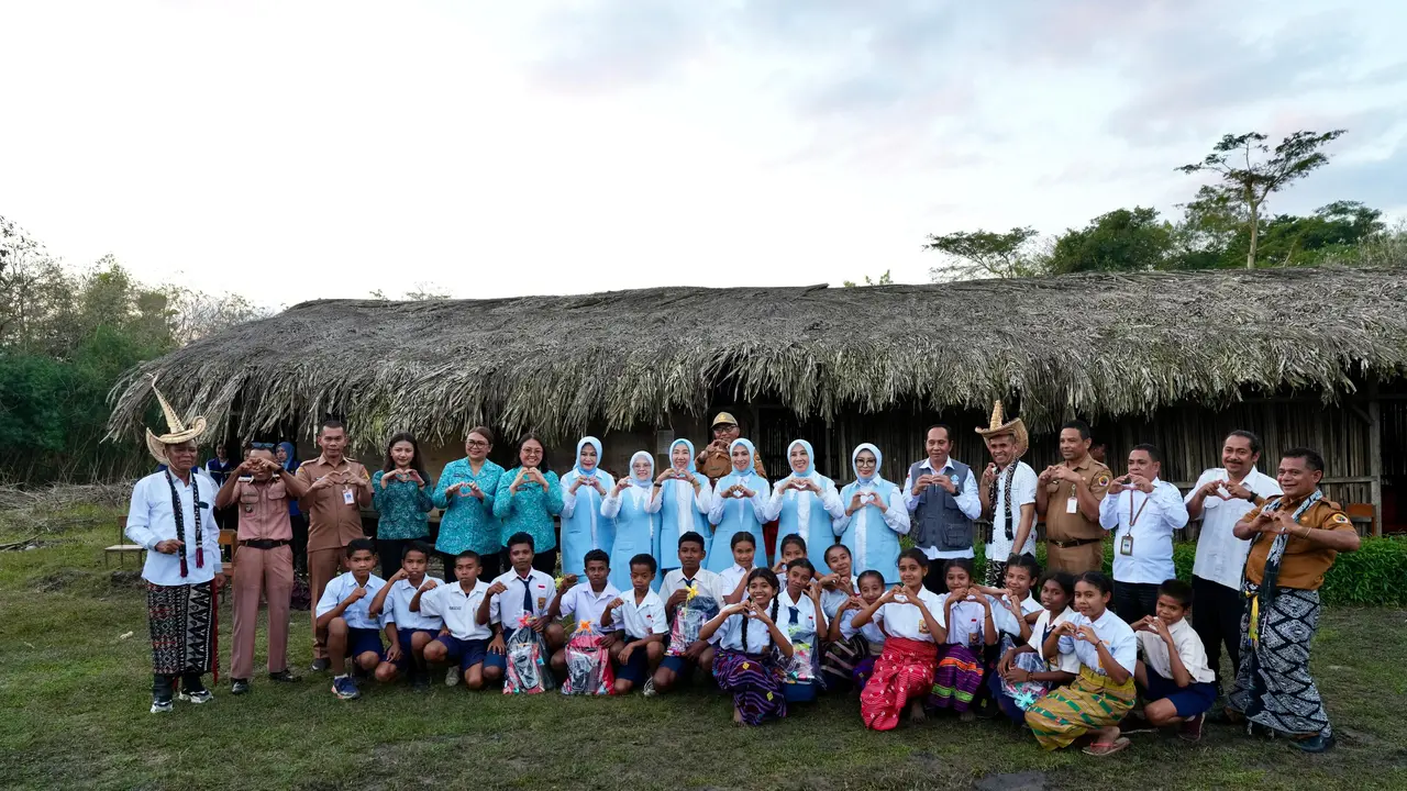 Ketua Umum Solidaritas Perempuan untuk Indonesia Kabinet Merah Putih (KMP) Tri Tito Karnavian mendorong penguatan akses pendidikan bagi anak-anak di Kabupaten Kupang.