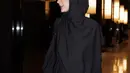 Tampil serba hitam, Paula tampil begitu modern dengan gaya hijab yang memukau.  [Foto: Instagram: Paula]
