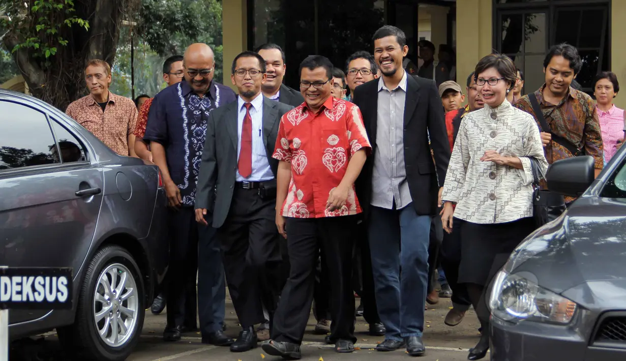Mantan Wakil Menkumham Denny Indrayana (tengah) memenuhi panggilan penyidik Bareskrim Polri, Jakarta, Jumat (27/3/2015). Denny diperiksa sebagai tersangka kasus dugaan korupsi payment gateway di Kemenkumham tahun 2014. (Liputan6.com/Helmi Afandi)
