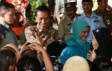 Presiden Jokowi bagi-bagi sembako di Kedoya