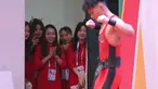 Perlombaan angkat besi di kelas 73 kg putra yang dimenangi lifter Indonesia, Rahmat Erwin Abdullah di SEA Games 2021 ternyata menjadi kelas favorit di antara kelas-kelas lainnya. Buktinya, perjuangan para lifter di kelas ini mampu menyedot perhatian para kaum hawa yang sejatinya bertugas sebagai panitia. (Bola.com/Ikhwan Yanuar)